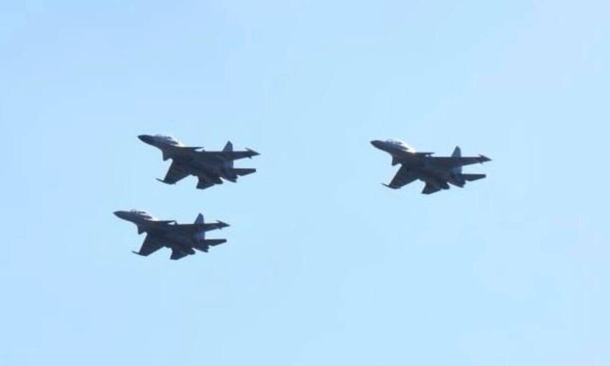 Formation of Indian Air Force Su-30 MKI fighter aircraft in flight